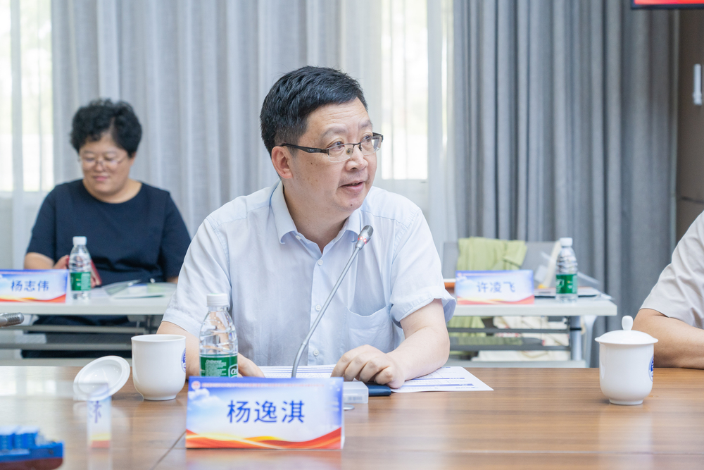 《文匯報》理論部主任楊逸淇主持第二階段主旨發言