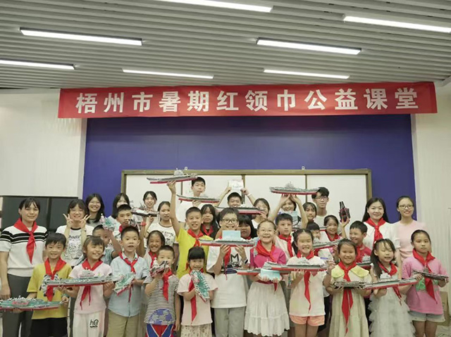 “桂海”實踐隊在船模搭建結束后與青少年宮孩子們合影