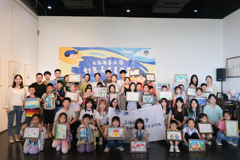 “藝心同舟”實踐隊與夏令營小朋友們合影