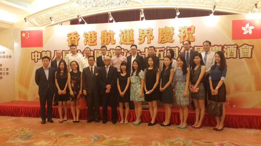 我校在港校友代表出席香港航運界國慶酒會合影