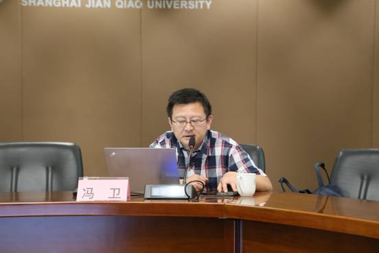上海市互聯(lián)網(wǎng)新聞研究中心主任馮衛(wèi)講授“新媒體時代下的輿論引導(dǎo)和應(yīng)對”