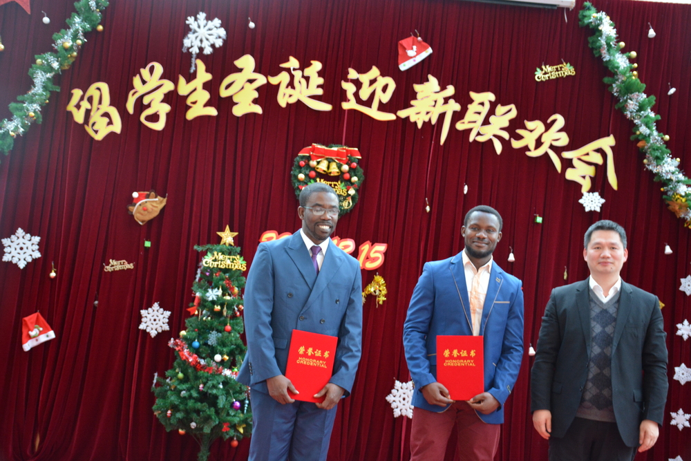 阮巍院長為中國政府獎學(xué)金優(yōu)秀學(xué)生獎頒發(fā)證書