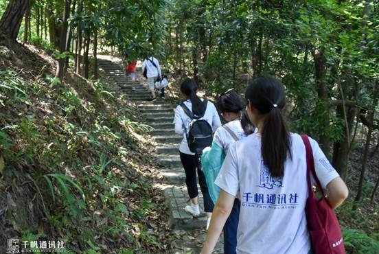 隊員在重慶郵電大學黨委宣傳部有關同志的協(xié)助下上山尋墓