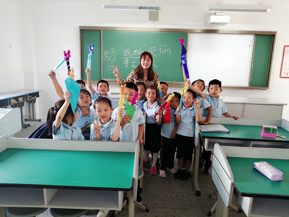主動(dòng)服務(wù)臨港中小幼學(xué)校項(xiàng)目——徐悲鴻藝術(shù)學(xué)院黨員教師戰(zhàn)俊為建平臨港小學(xué)開設(shè)《創(chuàng)意美術(shù)》課