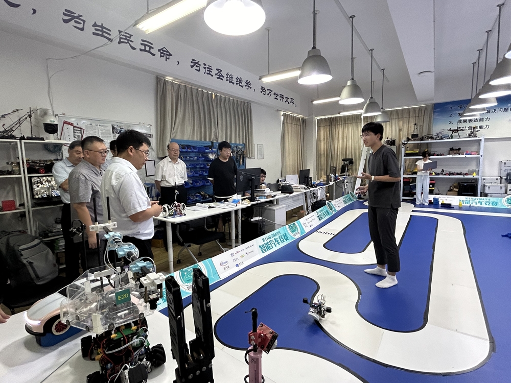 專家走訪物流工程學院實驗室