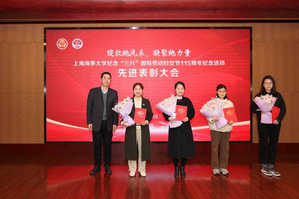 唐永忠為校教職工三八紅旗手頒獎