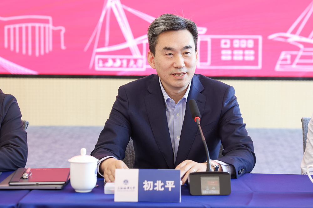 校長初北平講話