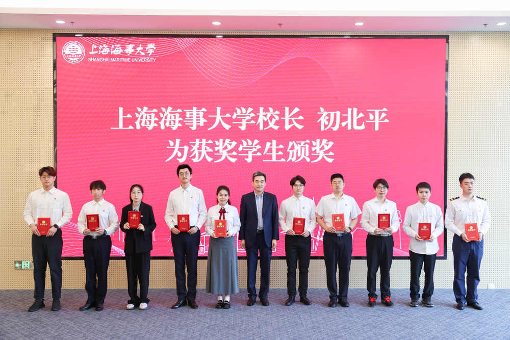 校長初北平頒發榮譽證書