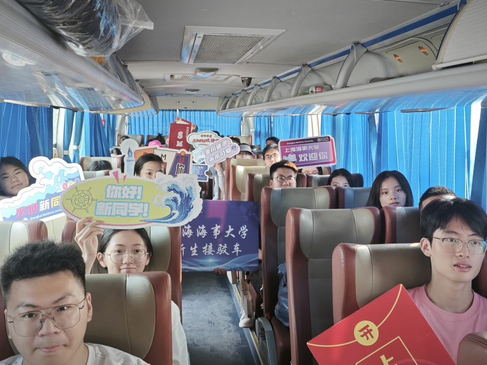 新生及家長乘坐短駁車到海大校園
