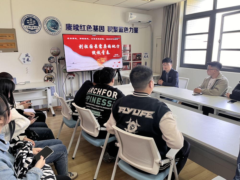 李萬秀老師動員學(xué)生到祖國最需要的地方綻放青春