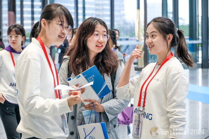 海大志愿者用微笑服務四方賓客