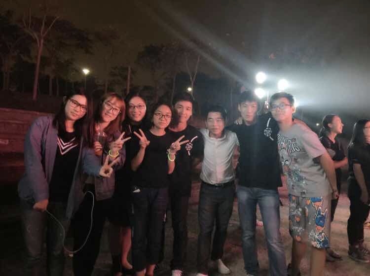 學院迎新晚會結束后與學生合影