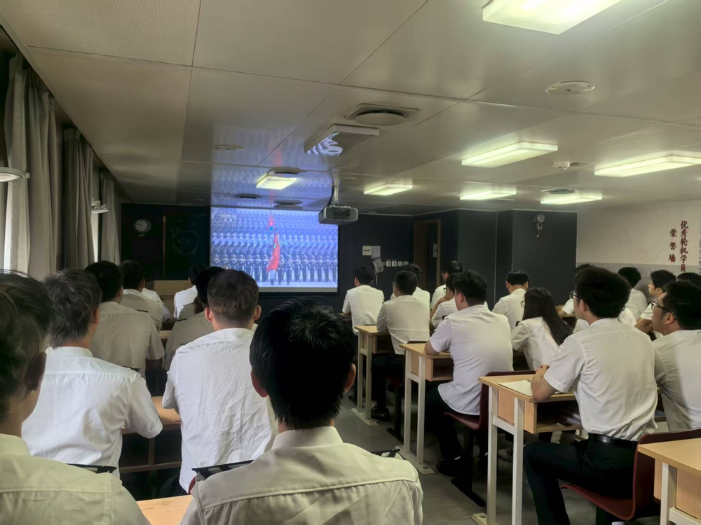 學校教學實習船“育明”輪全體師生在船上集中收看